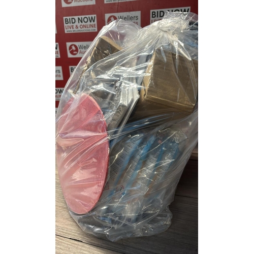 9249 - BAG OF KITCHEN AND HOUSEHOLD ITEMS  / OO