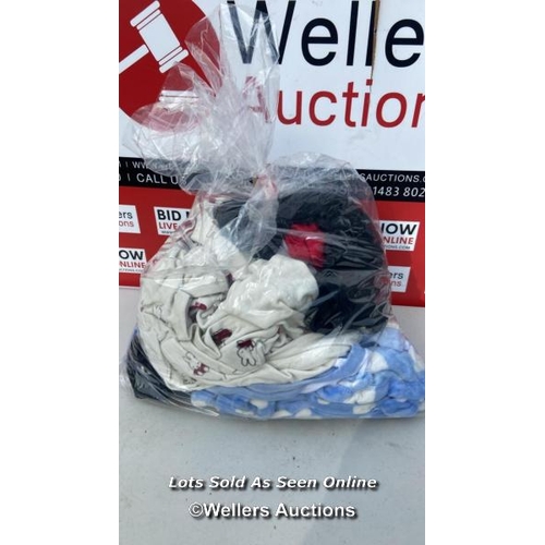 5622 - BAG OF PYJAMAS / A100