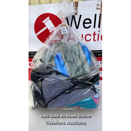 5633 - BAG OF SMALL CASES