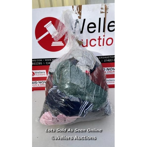 5654 - BAG OF SPORTSWEAR