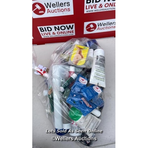 5747 - BAG OF COSMETICS