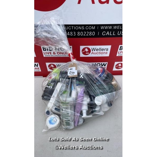 5749 - BAG OF COSMETICS