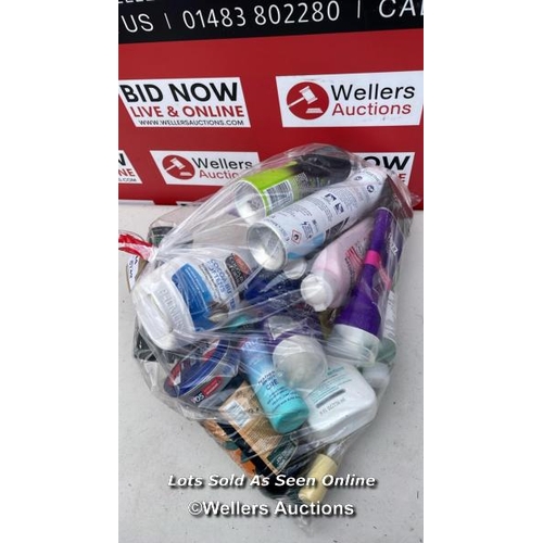 5749 - BAG OF COSMETICS