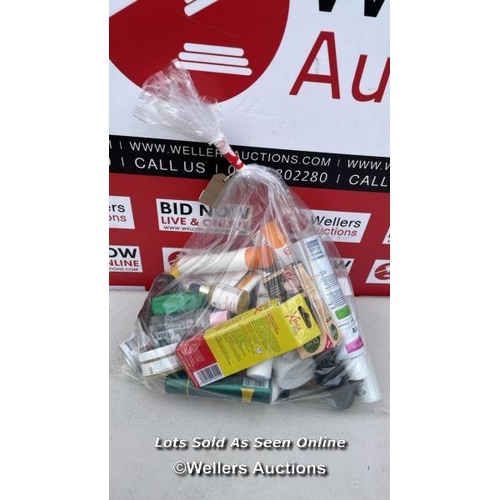 5754 - BAG OF COSMETICS