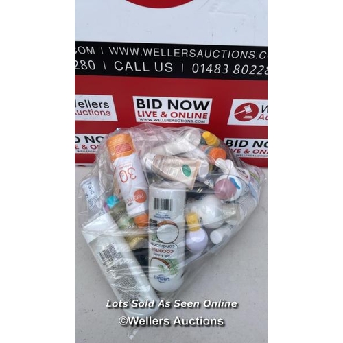 5754 - BAG OF COSMETICS