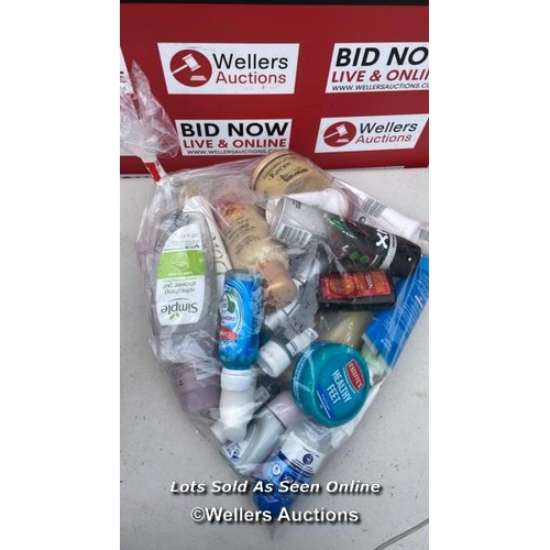 5755 - BAG OF COSMETICS