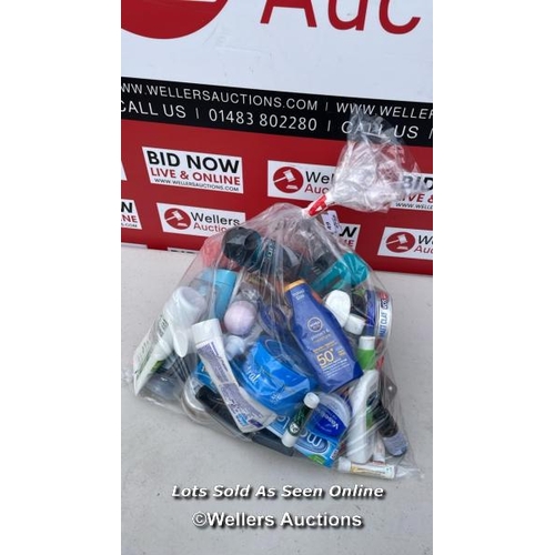 5758 - BAG OF COSMETICS