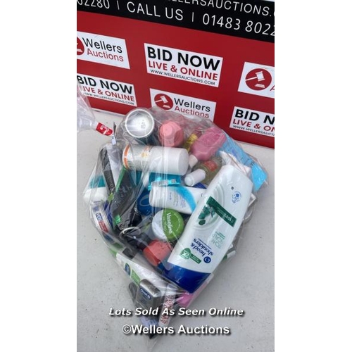 5758 - BAG OF COSMETICS