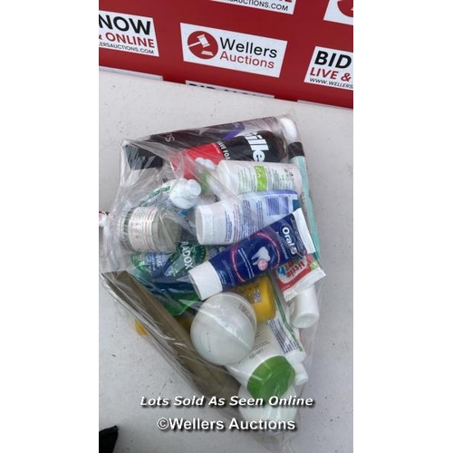 5760 - BAG OF COSMETICS