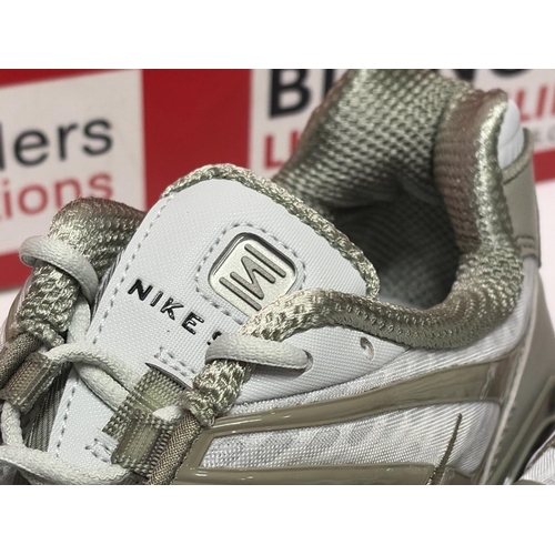 3072 - NEW NIKE SHOX TRAINERS, UK 9