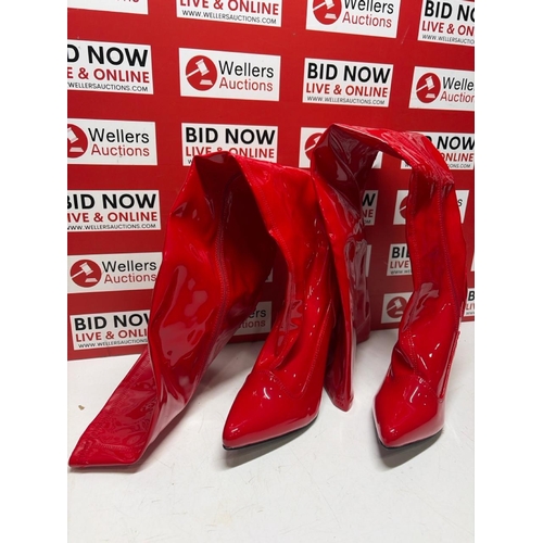 3079 - NEW UNBRANDED RED BOOTS, UK 8