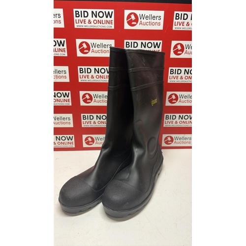 3083 - NEW IGUARD BOOTS, UK 11