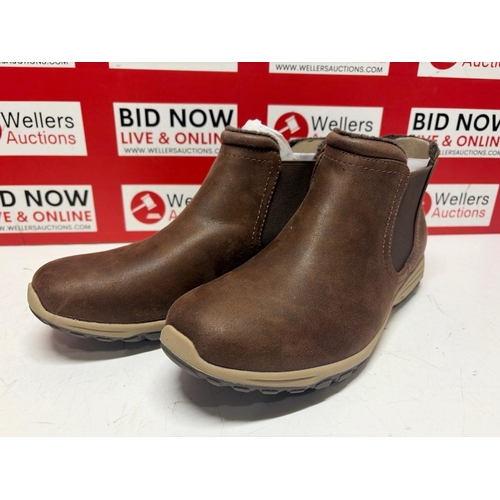 3085 - NEW SKECHERS CHELSEA BOOTS, UK 8