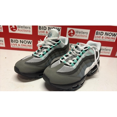 3090 - NEW NIKE AIRMAX TRAINERS, UK 7.5