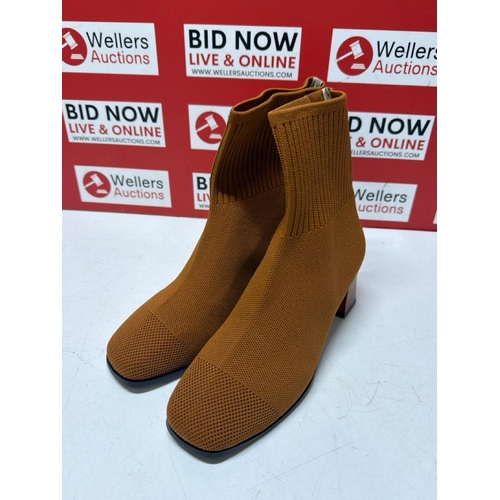 7053 - BROWN KNITTED EFFECT BOOTS SIZE 39