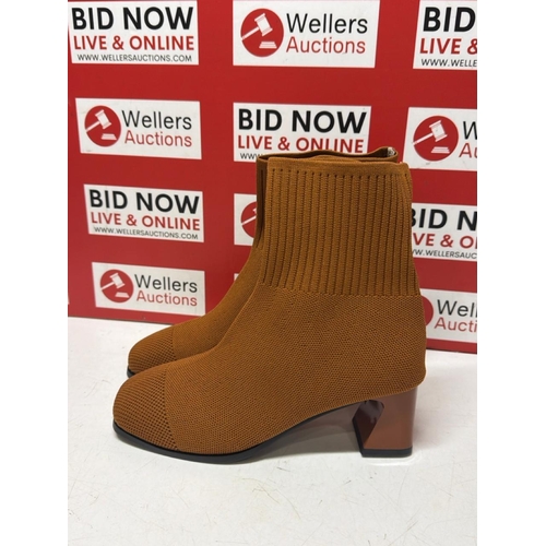 7053 - BROWN KNITTED EFFECT BOOTS SIZE 39