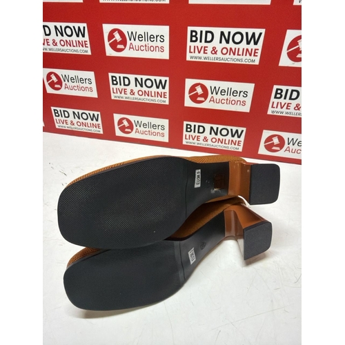 7053 - BROWN KNITTED EFFECT BOOTS SIZE 39