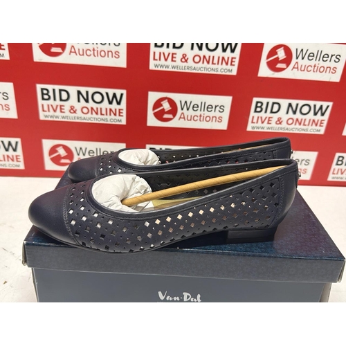 7057 - NEW VAN DAL MIDNIGHT LEATHER SIZE 4