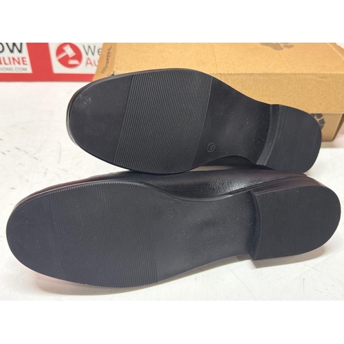 7060 - NEW PADDERS BLACK SIZE 40