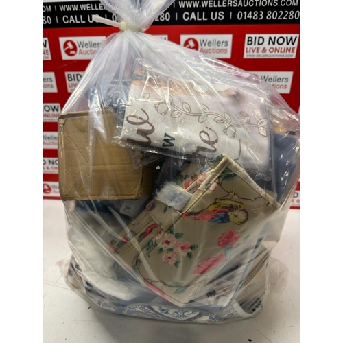 7095 - BAG OF KITCHEN AND HOUSEHOLD ITEMS