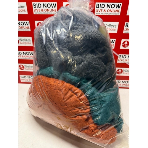 7098 - BAG OF PREOWNED BEDDING AND BEDROOM CLOTHES