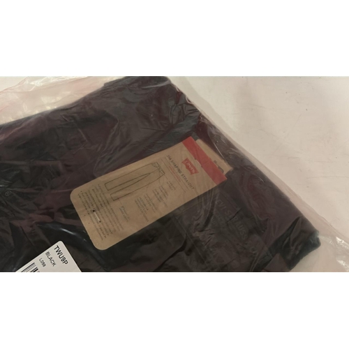 8053 - NEW LEVI'S 314 SHAPING SKINNY JEANS, 32 X 30