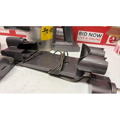 8085 - DYSON VACCUUM CLEANER