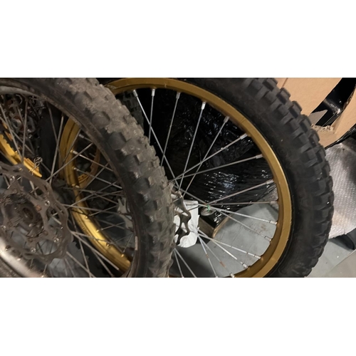 8086 - X3 MOTORCYCLE WHEELS AND TYRES