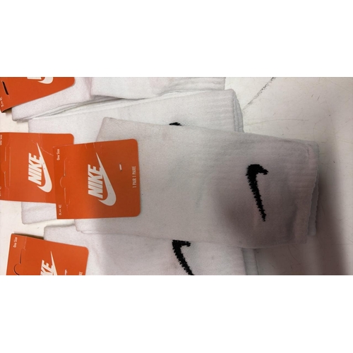 8095 - X5 NEW PAIRS OF NIKE WHITE SOCKS, ONE SIZE