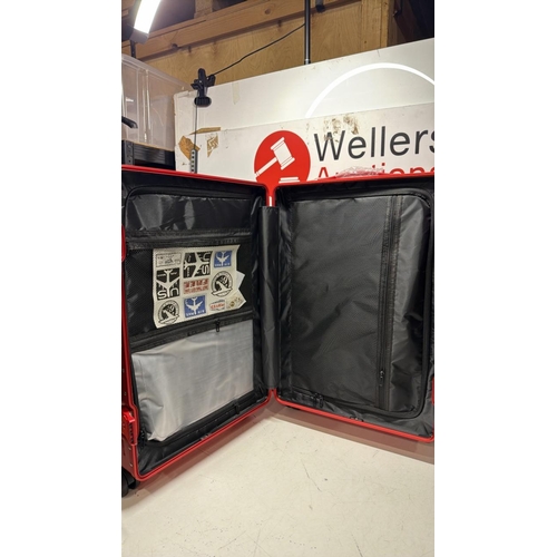 8215 - LARGE LOCKABLE SUITCASE ON WHEELS BY FASHION WITH USB PORT