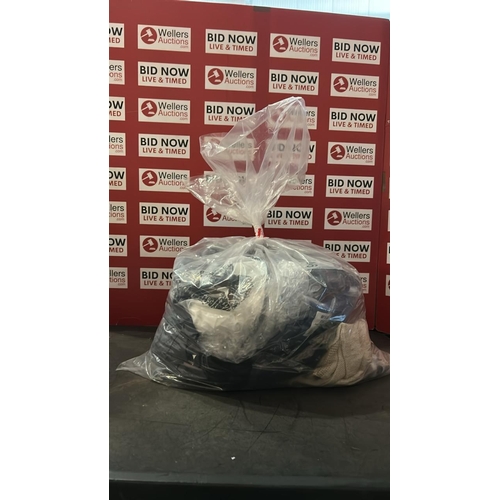 1003 - BAG OF MENS CLOTHING INC JEANS . NEW