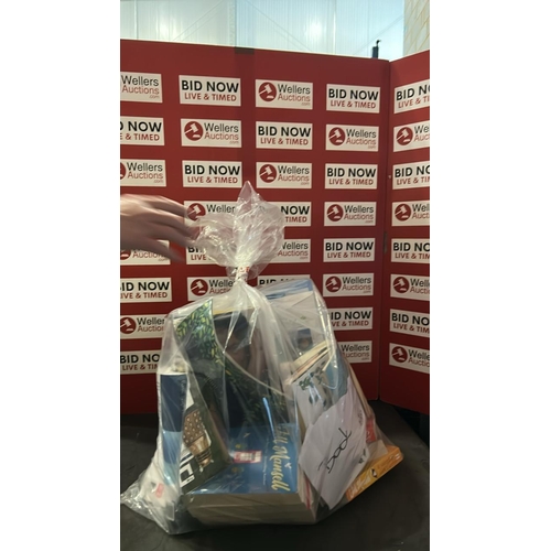 1027 - BAG OF BOOKS