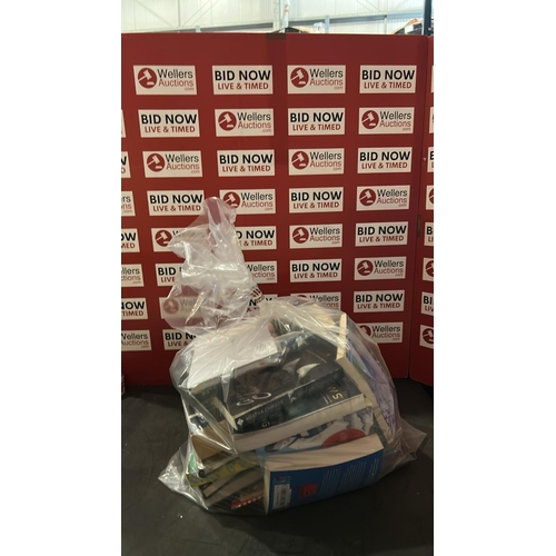 1028 - BAG OF BOOKS