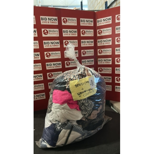 1029 - BAG OF BEDDING AND CLOTHING