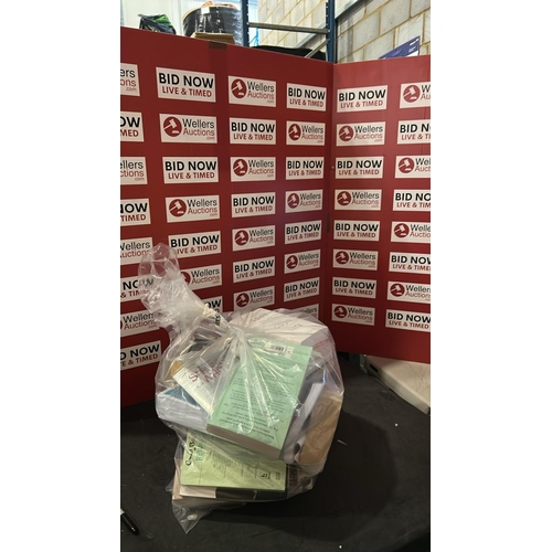 1041 - BAG OF BOOKS