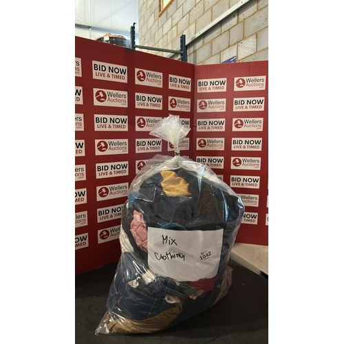 1042 - BAG OF CLOTHING MIXED PRE OWNED
