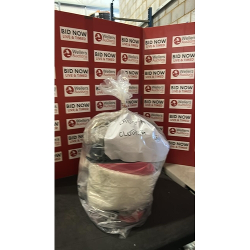 1043 - BAG OF CLOTHING NEW