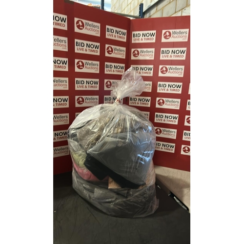 1043 - BAG OF CLOTHING NEW