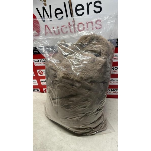 6081 - FAUX RABBIT FUR BLANKET / 234 X 249 CM / PLEASE NOTE: ANY PURCHASES LEFT AFTER 5 WORKING DAYS MAY BE... 