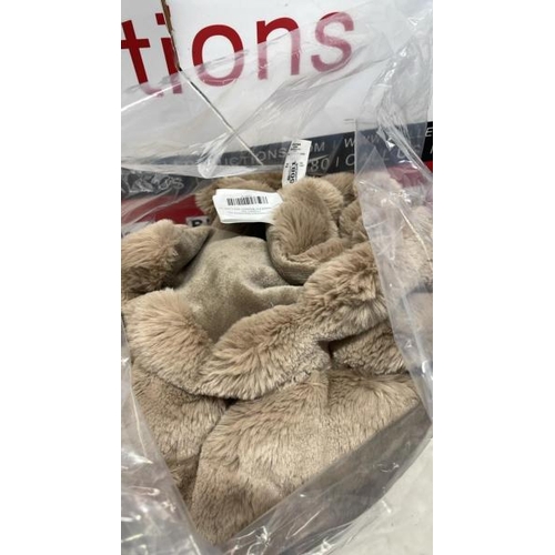6081 - FAUX RABBIT FUR BLANKET / 234 X 249 CM / PLEASE NOTE: ANY PURCHASES LEFT AFTER 5 WORKING DAYS MAY BE... 