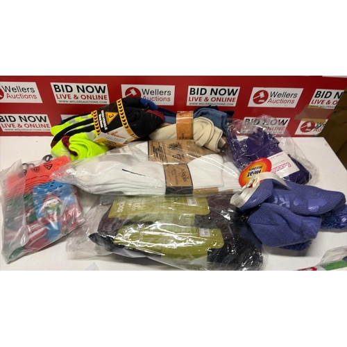 3196 - ASSORTED NEW SOCKS INC. HEAT HOLDS AND SOCKSNOB