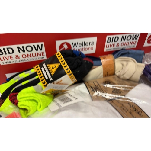 3196 - ASSORTED NEW SOCKS INC. HEAT HOLDS AND SOCKSNOB