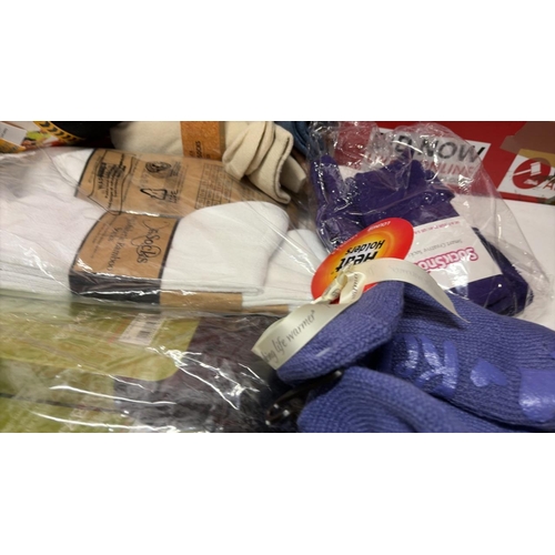 3196 - ASSORTED NEW SOCKS INC. HEAT HOLDS AND SOCKSNOB
