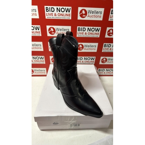 8005 - GENTS NEW LTS ANKLE COWBOY BOOTS / SIZE 9