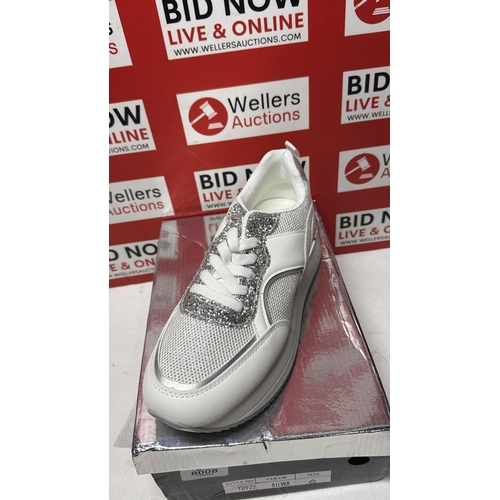 8008 - LADIES NEW UNBRANDED SILVER TRAINERS / SIZE 6
