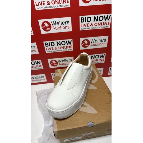 8039 - LADIES NEW ELLA SHOES / SIZE 8