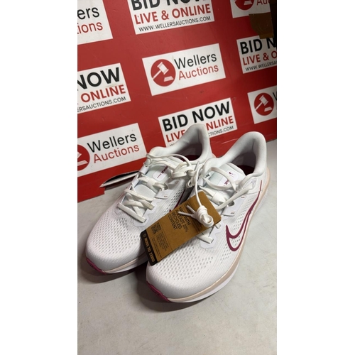 8044 - LADIES NEW NIKE QUEST RUNNING TRAINERS / SIZE 6