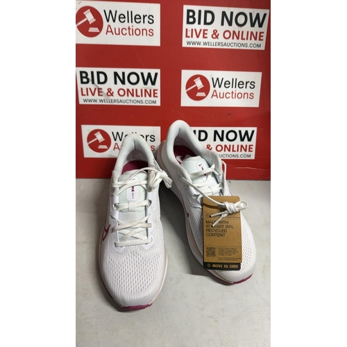 8044 - LADIES NEW NIKE QUEST RUNNING TRAINERS / SIZE 6