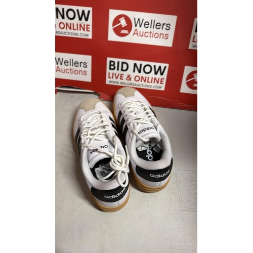 8049 - LADIES NEW ADIDAS TRAINERS / SIZE 5