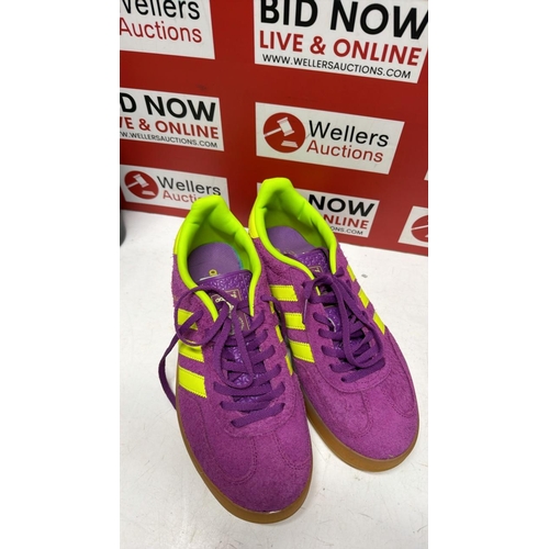 8051 - LADIES PRE-LOVED ADIDAS TRAINERS / SIZE 7.5